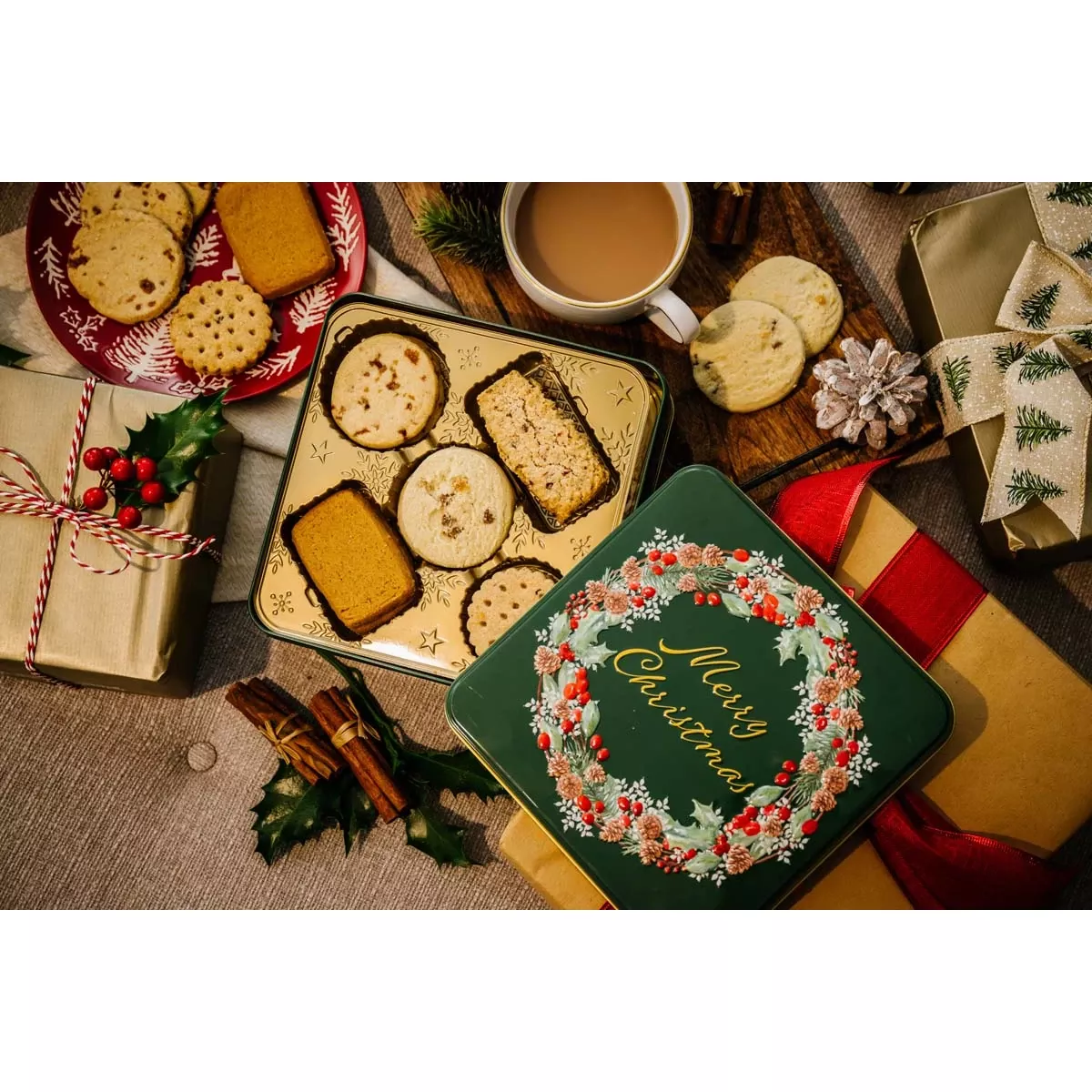 Farmhouse Biscuits Christmas Wreath Tin